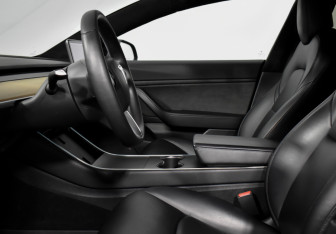 Подержанный автомобиль Tesla Model 3 2019 года (10 фото)