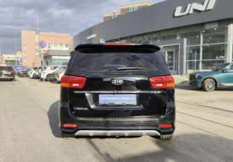 Подержанный автомобиль Kia Carnival 2019 года (5 фото)