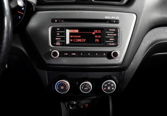 Подержанный автомобиль Kia Rio Hatchback 2016 года (15 фото)