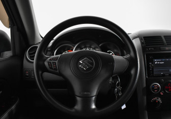 Подержанный автомобиль Suzuki Grand Vitara 2011 года (18 фото)