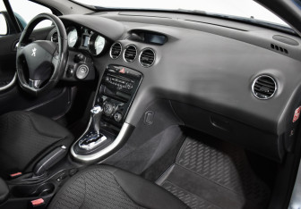 Подержанный автомобиль Peugeot 308 Hatchback 2011 года (14 фото)