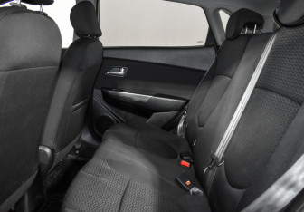 Подержанный автомобиль Kia Rio Hatchback 2015 года (13 фото)