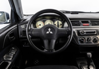 Подержанный автомобиль Mitsubishi Lancer Sedan 2006 года (11 фото)