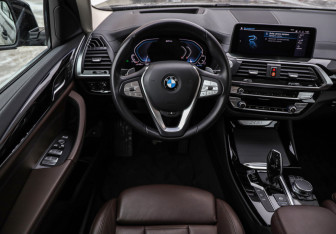 Подержанный автомобиль BMW X3 2020 года (12 фото)