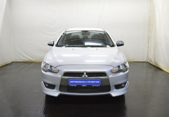 Подержанный автомобиль Mitsubishi Lancer Sedan 2010 года (2 фото)