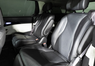 Подержанный автомобиль Kia Carnival 2022 года (10 фото)