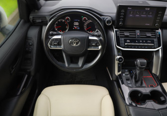 Подержанный автомобиль Toyota Land Cruiser Suv 2021 года (12 фото)