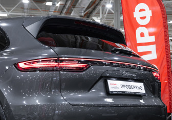 Подержанный автомобиль Porsche Cayenne 2020 года (16 фото)