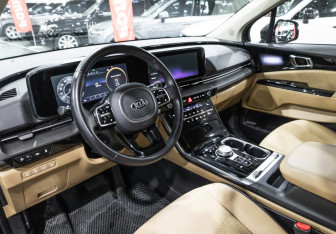 Подержанный автомобиль Kia Carnival 2021 года (16 фото)