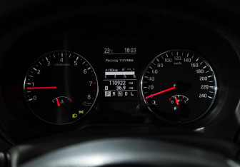 Подержанный автомобиль Nissan X-Trail 2013 года (12 фото)