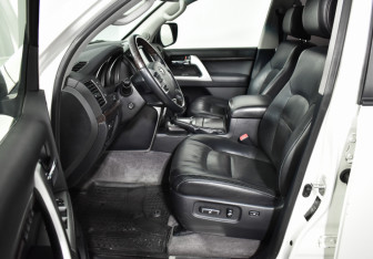 Подержанный автомобиль Toyota Land Cruiser Suv 2013 года (10 фото)