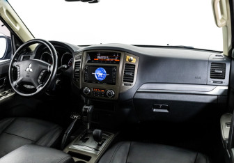 Подержанный автомобиль Mitsubishi Pajero 2015 года (10 фото)
