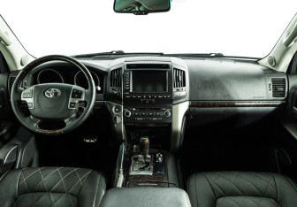 Подержанный автомобиль Toyota Land Cruiser Suv 2008 года (13 фото)