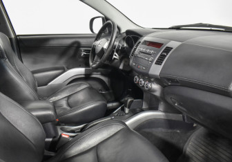 Подержанный автомобиль Mitsubishi Outlander 2011 года (12 фото)