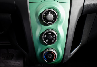 Подержанный автомобиль Toyota Yaris Hatchback 2006 года (16 фото)