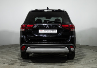 Подержанный автомобиль Mitsubishi Outlander 2020 года (6 фото)