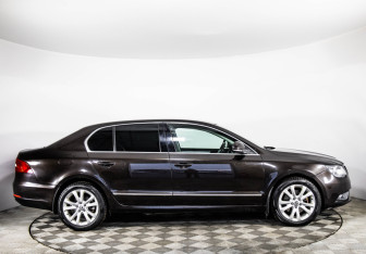 Подержанный автомобиль Skoda Superb Liftback 2014 года (4 фото)