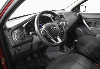 Подержанный автомобиль Renault Sandero 2018 года (9 фото)