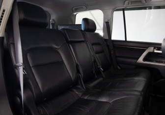 Подержанный автомобиль Toyota Land Cruiser Suv 2011 года (12 фото)