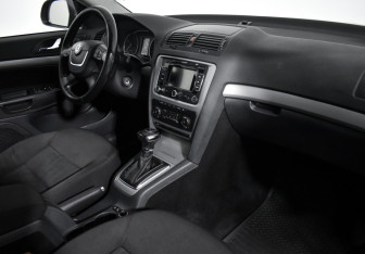 Подержанный автомобиль Skoda Octavia Liftback 2012 года (13 фото)