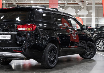 Подержанный автомобиль Kia Carnival 2017 года (8 фото)