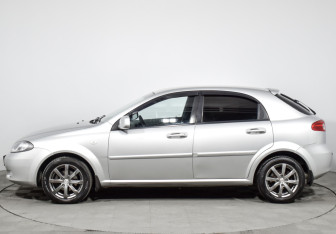 Подержанный автомобиль Chevrolet Lacetti Hatchback 2011 года (8 фото)