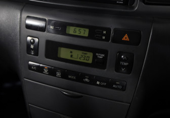 Подержанный автомобиль Toyota Corolla Hatchback 2002 года (11 фото)