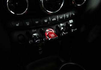 Подержанный автомобиль MINI Hatch 2021 года (18 фото)