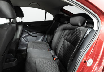 Подержанный автомобиль Skoda Rapid Liftback 2016 года (10 фото)