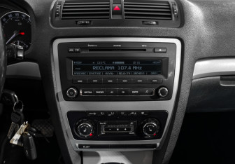 Подержанный автомобиль Skoda Octavia Liftback 2011 года (16 фото)