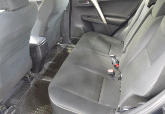 Подержанный автомобиль Toyota RAV4 2015 года (11 фото)