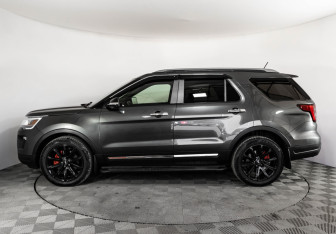 Подержанный автомобиль Ford Explorer 2019 года (10 фото)