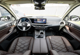 Подержанный автомобиль BMW X5 2024 года (10 фото)