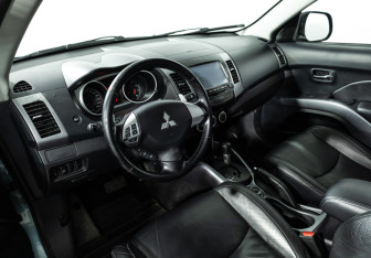 Подержанный автомобиль Mitsubishi Outlander 2007 года (11 фото)