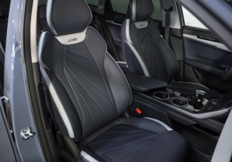 Подержанный автомобиль Geely Atlas 2024 года (21 фото)