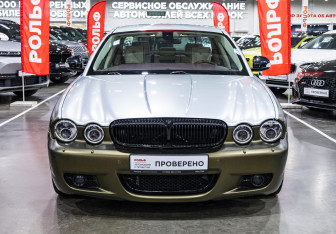 Подержанный автомобиль Jaguar XJ 2008 года (4 фото)