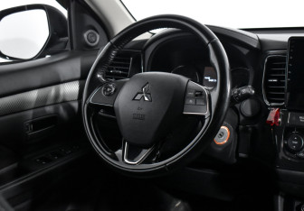 Подержанный автомобиль Mitsubishi Outlander 2017 года (14 фото)