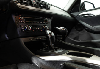 Подержанный автомобиль BMW X1 2012 года (16 фото)
