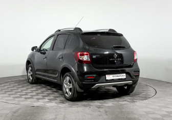 Подержанный автомобиль Renault Sandero 2016 года (7 фото)