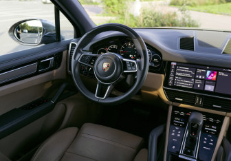 Подержанный автомобиль Porsche Cayenne 2018 года (22 фото)