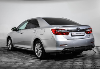 Подержанный автомобиль Toyota Camry Sedan 2013 года (8 фото)