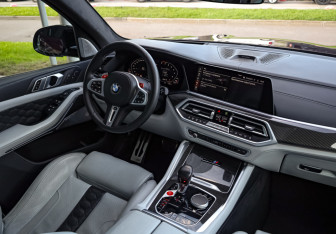 Подержанный автомобиль BMW X5 M 2021 года (26 фото)