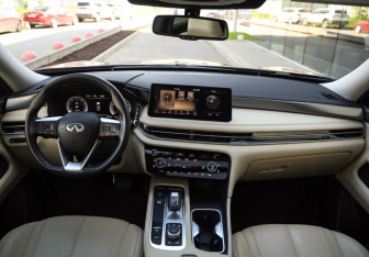 Подержанный автомобиль Infiniti QX60 2022 года (11 фото)