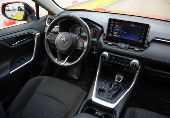 Подержанный автомобиль Toyota RAV4 2021 года (10 фото)