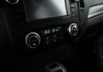 Подержанный автомобиль Mitsubishi Pajero 2011 года (15 фото)