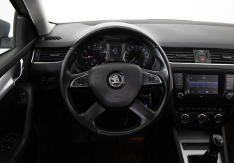 Подержанный автомобиль Skoda Octavia Liftback 2013 года (10 фото)