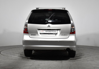 Подержанный автомобиль Mitsubishi Grandis 2008 года (6 фото)