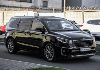 Подержанный автомобиль Kia Carnival 2020 года (4 фото)