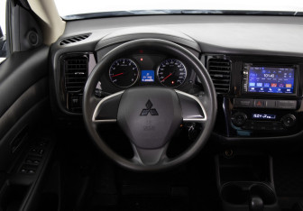 Подержанный автомобиль Mitsubishi Outlander 2016 года (10 фото)