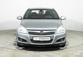 Подержанный автомобиль Opel Astra Sedan 2010 года (2 фото)